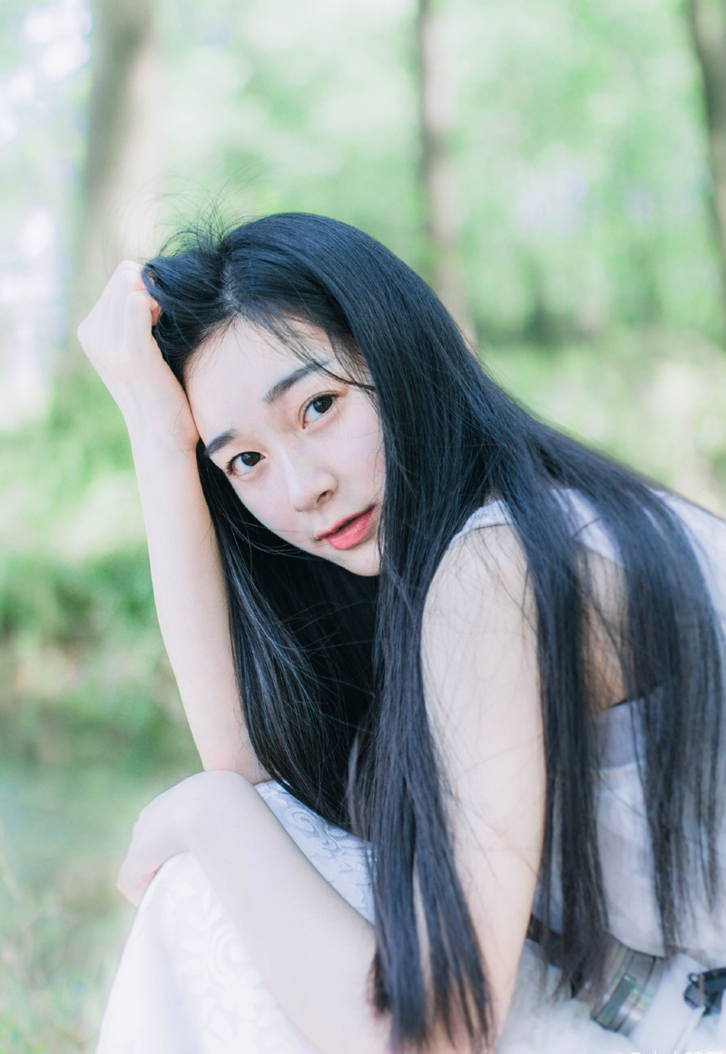 诸葛亮的目光在地图上顺着长江往下看去，他已经大概明白吕布的意图了。